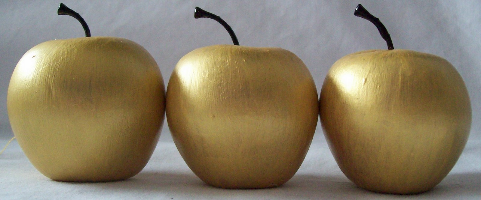 Золотое яблоко чита. Золотое яблоко. Золотое яблоко в реальной жизни. Золотое яблоко фото. Яблоки Голден 3 штуки.
